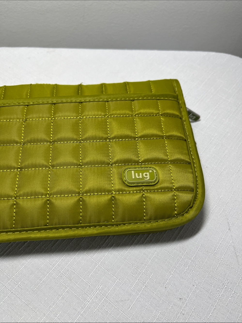 LUG Quilted Lime Green Wristlet Wallet
Zip up
Excellent condition
Live in color!